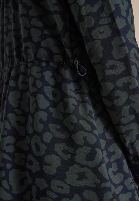 Midikleid mit Zipperdetail und Leo-Muster dark navy blue Dunkelgrüne Jacke mit schwarzem Animal-Print-Muster und Kordelzug in der Taille.