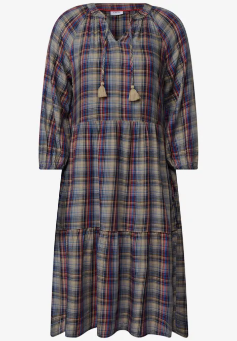 Lockeres, karriertes Maxikleid mit 3/4-Ärmeln und Troddel-Kordel am Ausschnitt.