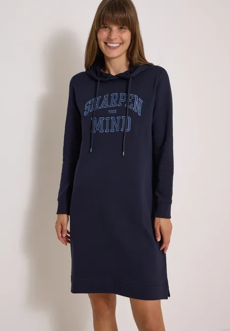 Frau in dunkelblauem Hoodie-Midikleid mit 'SHARPEN MIND'-Schriftzug, langärmelig und locker.