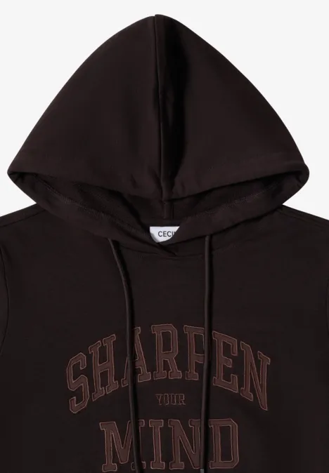 Schwarzer Kapuzenpullover mit der Aufschrift 'Sharpen the Mind' in kräftigem Druck.