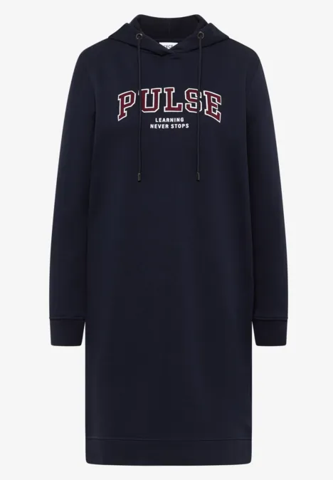 Dunkelblaues Hoodie-Kleid mit Kapuze und rotem 'PULSE'-Schriftzug vorne.
