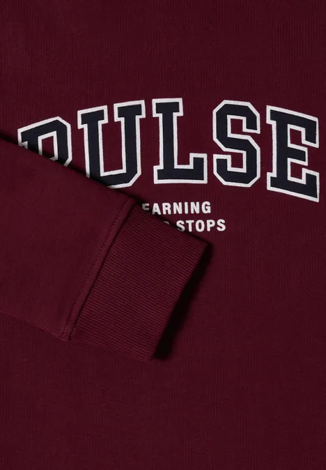 Dunkelrotes Sweatshirt mit weißem 'PULSE'-Schriftzug und umgeschlagenem Ärmelbündchen.