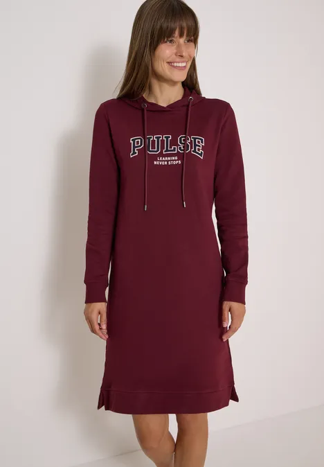 Frau trägt bordeauxrotes Hoodie-Kleid mit PULSE-Schriftzug