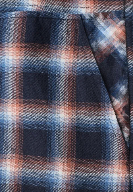 Knielanges Kleid mit Karomuster urban dark blue Ein kariertes Flanellmuster in Blau, Weiß und Orange.