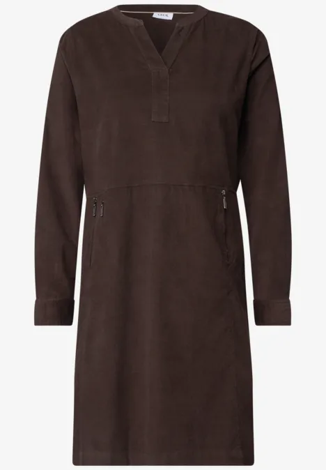 Knielanges Kleid aus Cord mit Split Neck truffle brown Braunes Cordkleid mit V-Ausschnitt, langen Ärmeln und taillierten Reißverschlusstaschen.