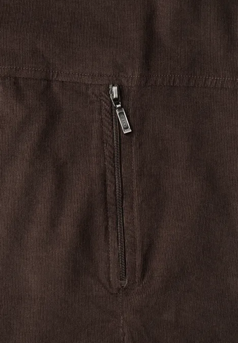 Knielanges Kleid aus Cord mit Split Neck truffle brown Brauner Cordstoff mit senkrechtem Reißverschluss.