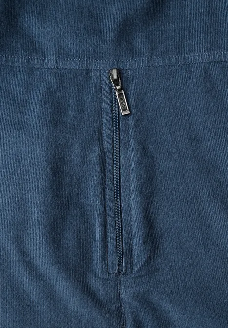 Nahaufnahme einer blauen Cordjacke mit vertikaler Reißverschlusstasche