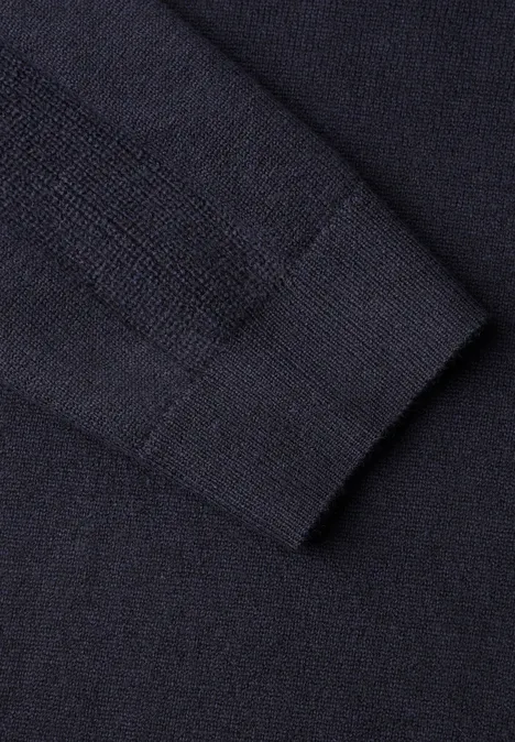 Robe-pull longueur genou à col roulé urban dark blue Gros plan sur un pull en maille bleu marine avec bord-côte