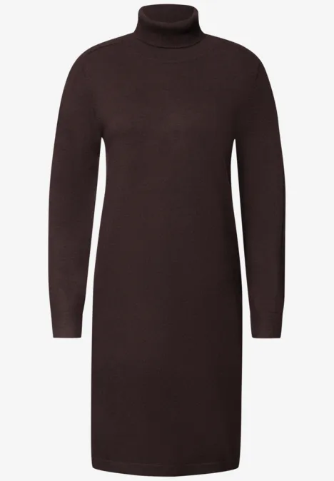 Robe pull marron cintrée à col roulé et manches longues.