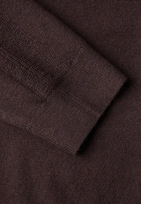 Photo rapprochée d'un pull en maille brun à la texture fine.