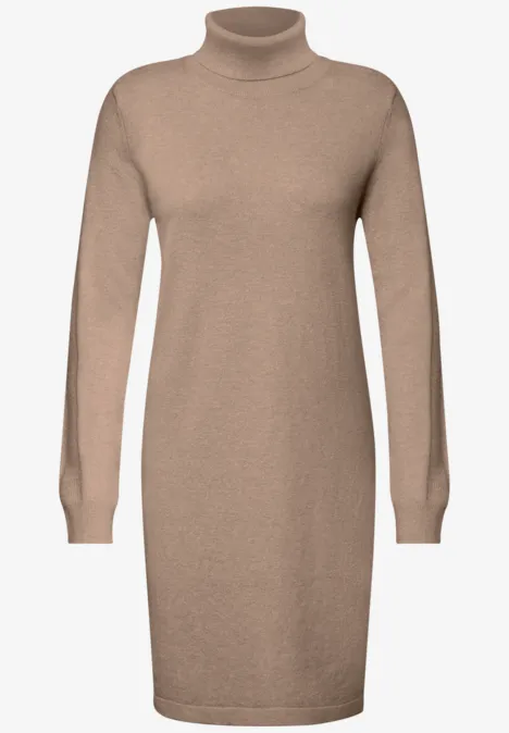 Beiges Strickkleid mit Rollkragen und langen Ärmeln in knielanger, figurbetonter Form.
