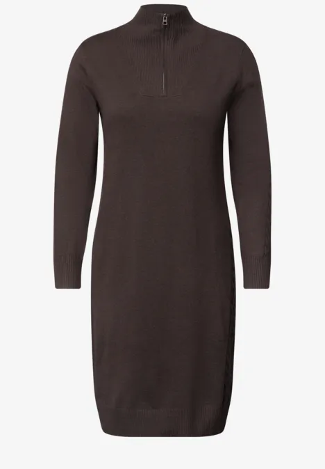 Robe en maille marron jusqu'aux genoux, manches longues et demi-fermeture éclair sur col montant.