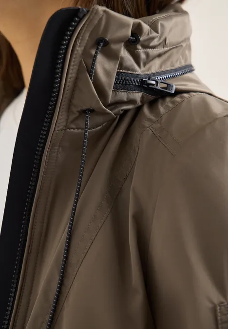 Jacke mit verstaubarer Kapuze mocha taupe