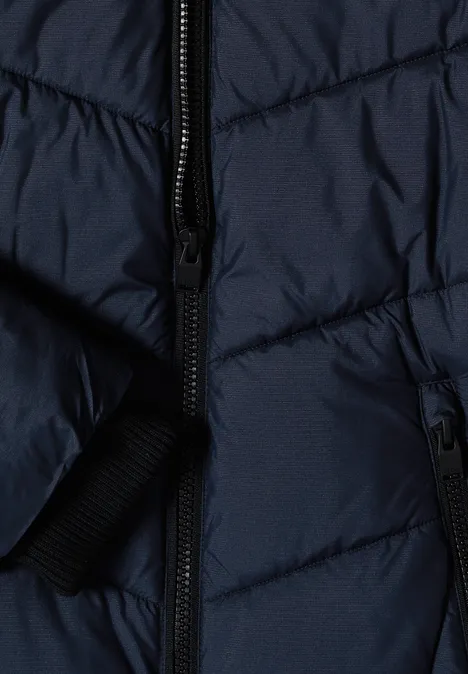 Puffer-Jacke in Midi-Länge mit Kapuze dark navy blue Nahaufnahme einer dunkelblauen Steppjacke mit Reißverschluss und Tasche