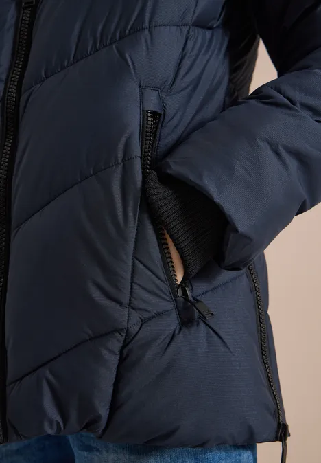 Puffer-Jacke in Midi-Länge mit Kapuze dark navy blue Dunkelblaue, gesteppt gepolsterte Jacke mit Reißverschluss, seitlicher Tasche und elastischem Ärmelbündchen.