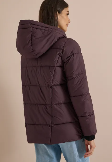 Puffer-Jacke in Midi-Länge mit Kapuze berry red Frau trägt lila gesteppten Winterparka mit Kapuze, Rückansicht.
