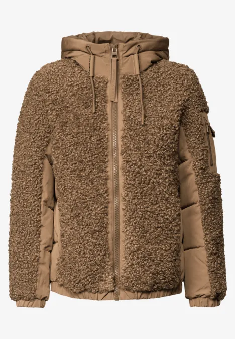 Braune Teddy-Fleece-Jacke mit Kapuze und gesteppten Ärmeln und Seiteneinsätzen.