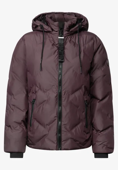 Eine gesteppte, dunkelrote Kapuzenjacke mit Reißverschluss und Seitentaschen.