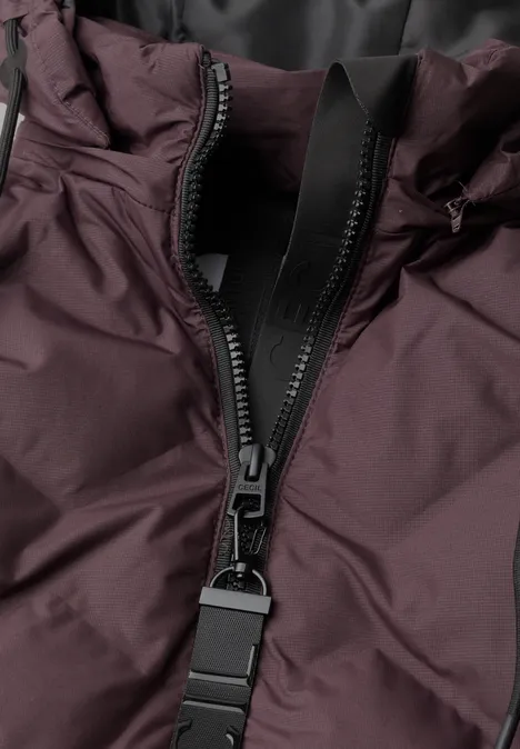 Nahaufnahme eines Reißverschlusses an einer dunkellila Jacke.