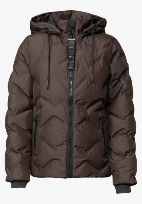 Dunkelbraune, gesteppte Daunenjacke mit Kapuze, Reißverschluss und Kordelzug, warm und sportlich.