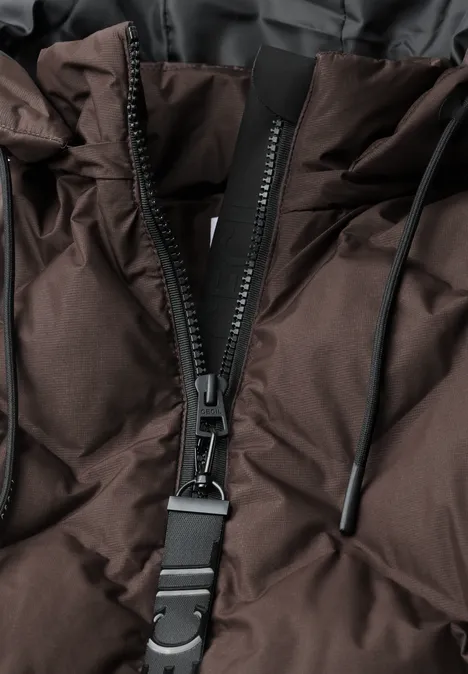 Nahaufnahme einer dunkelbraunen Steppjacke mit Reißverschluss und Kordelzug