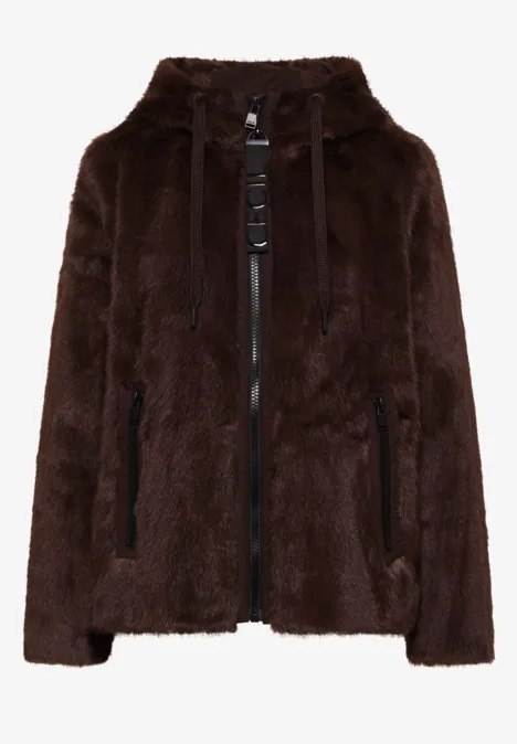 Braune Kunstpelzjacke mit Kapuze, Reißverschluss und Taschen, lässig und warm.