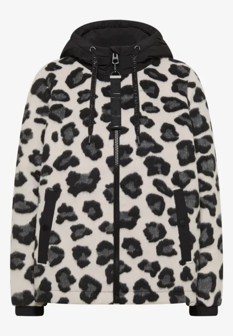 Jacke mit weißem Grund und schwarzem Leopardenmuster, Reißverschluss, Kapuze und Seitentaschen.