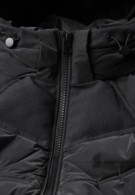 Schwarze Steppjacke mit Reißverschluss, hohem Kragen und Kapuze