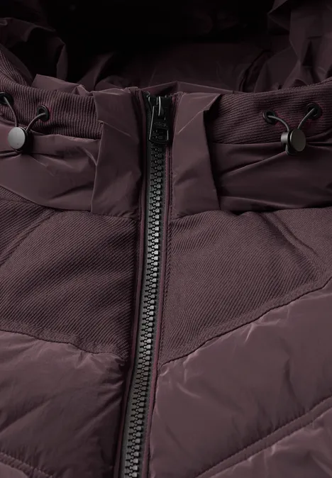 Nahaufnahme einer dunkelvioletten Steppjacke mit Zipper und verstellbarer Kapuze.