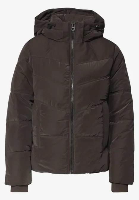 Dunkelbraune Steppjacke mit Kapuze, Reißverschluss vorne und seitlichen Taschen.