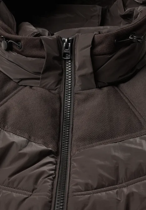 Braune Jacke mit mittigem Reißverschluss und Steppmuster, Nahaufnahme des Oberteils.