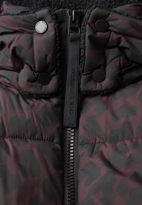 Nahaufnahme eines wattierten Mantels mit Reißverschluss und dunkelrotem Camouflage-Muster.