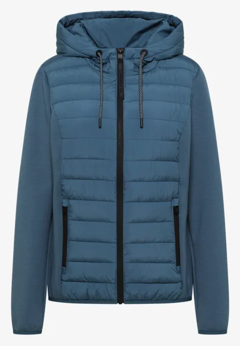 Veste à capuche bleue avec façade matelassée, fermeture éclair et poches latérales.