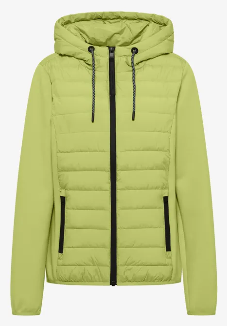 Veste matelassée vert clair, capuche ajustée, fermeture éclair et poches zippées contrastantes.