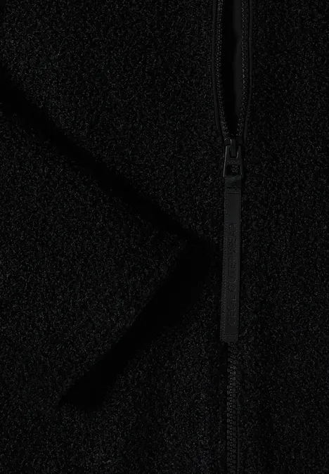 Nahaufnahme eines schwarzen Fleece-Stoffes mit Reißverschluss