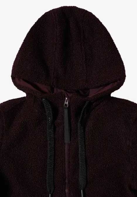 Veste à capuche en polaire bordeaux avec fermeture éclair et cordons.