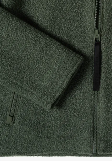 Veste polaire verte avec fermeture éclair et poches.
