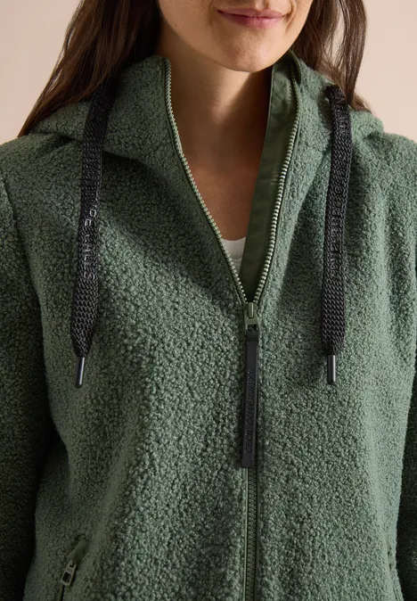 Veste polaire femme olive à fermeture éclair, capuche à cordon et tissu teddy moelleux.