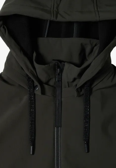 Softshell Jacke mit abnehmbarer Kapuze olive night Dunkelgrüne Kapuzenjacke aus robustem Material mit durchgehendem Reißverschluss und Kordelzug