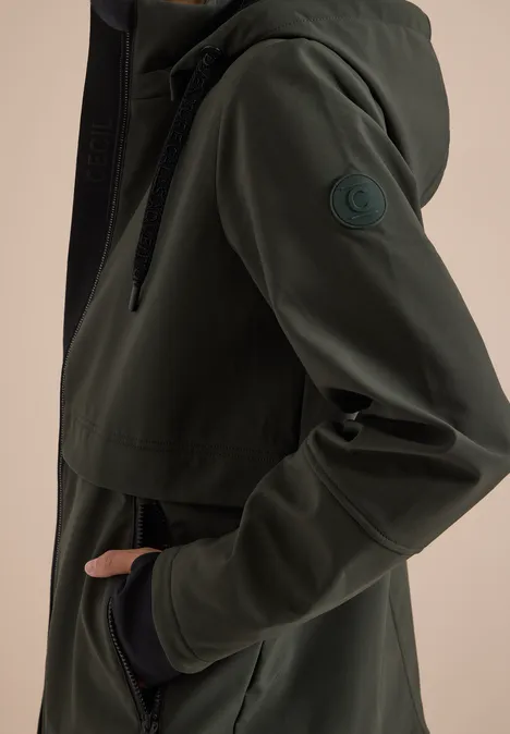 Softshell Jacke mit abnehmbarer Kapuze olive night Dunkelgrüner Softshell-Parka mit Kapuze, Fronttasche und Logo-Patch am Ärmel.