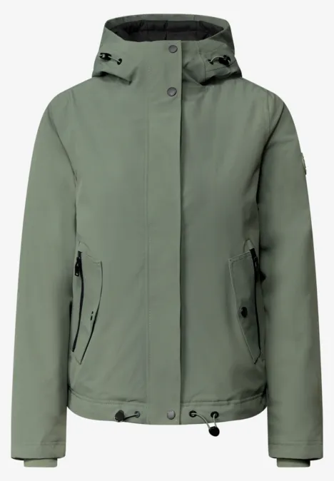 Kort groen jack met capuchon, ritszakken en drukknopsluiting.