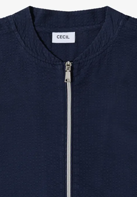 Marineblaue Bomberjacke mit Textur, silbernem Reißverschluss und CECIL-Label am Rundhalsausschnitt.