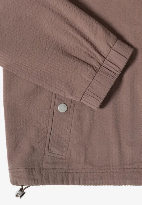 Braune Strukturjacke mit elastischem Ärmelbündchen, aufgesetzter Tasche, Druckknopf und Kordelzug am Saum