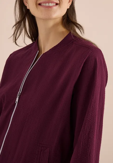 Blouson in Seersuckerqualität mit Zipper sweet grape red Frau in leichter, weinroter Jacke mit feiner Struktur und silbernem Reißverschluss