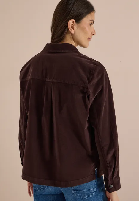 Frau von hinten in brauner Cordjacke