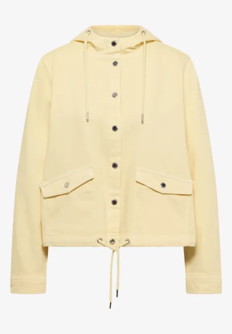 Lichte lichtgele capuchonjas met drukknopen, trekkoorden en opgestikte zakken.