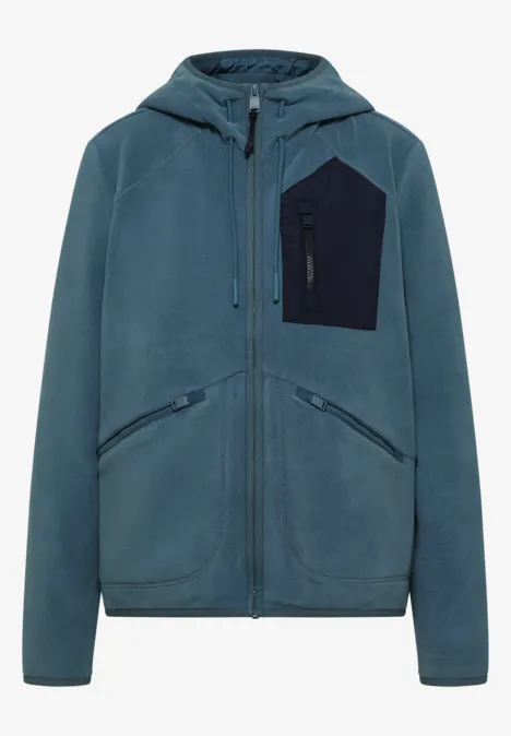 Blaugrüne Kapuzenjacke aus Fleece mit Reißverschluss, zwei Seitentaschen und einer kontrastfarbigen Brusttasche.