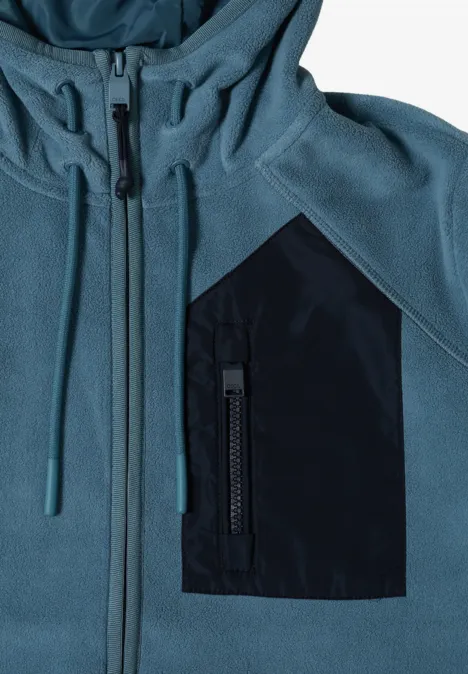 Blaue Kapuzen-Fleecejacke mit schwarzer, schräger Reißverschluss-Brusttasche.