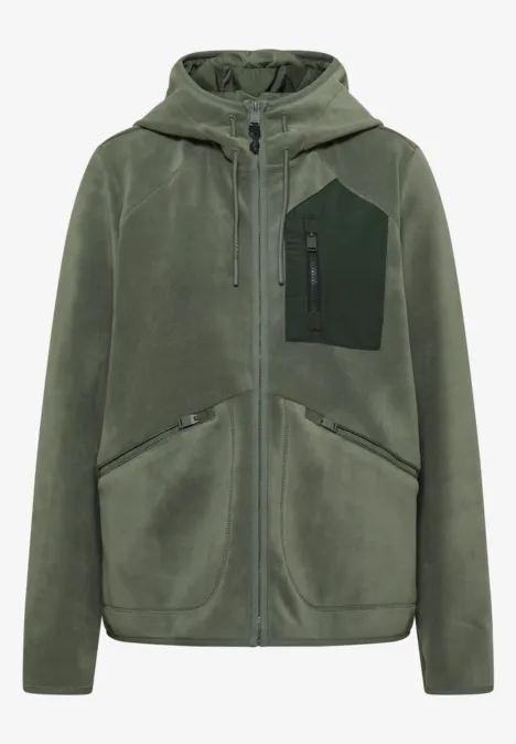 Olivgrüne Fleecejacke mit Kapuze, durchgehendem Reißverschluss, dunkler Brusttasche und seitlichen Eingrifftaschen.