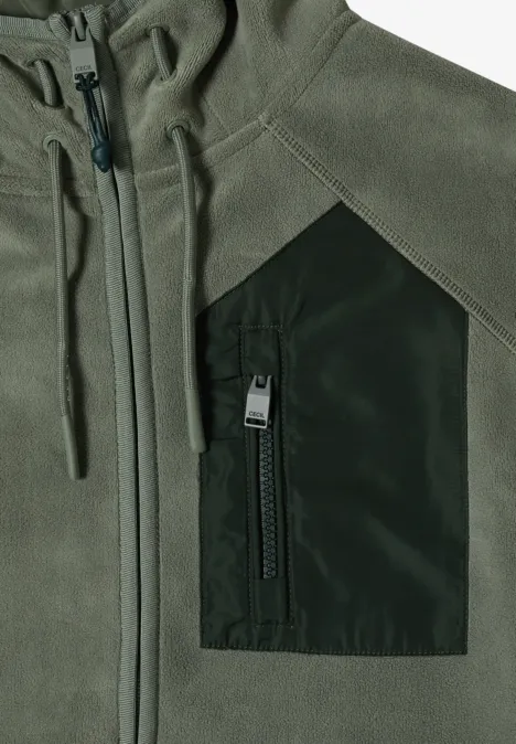 Grüne Softshell-Jacke mit Kapuze, Reißverschluss und dunkler Brusttasche.